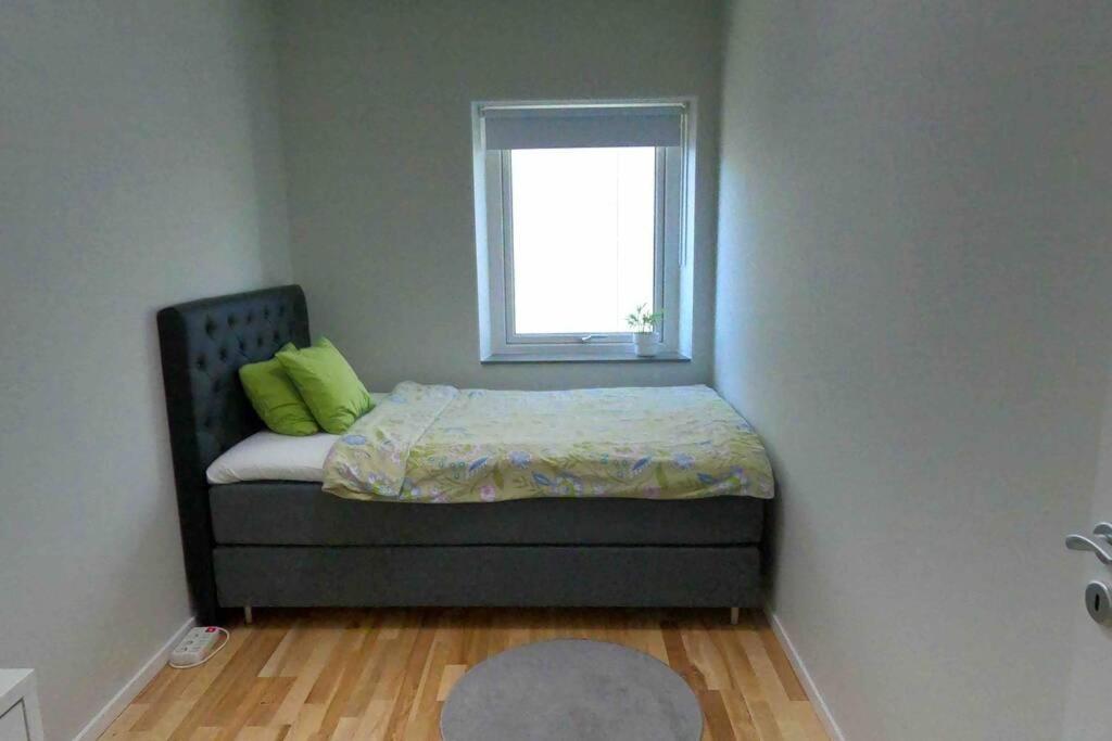Homestay - Private Room In An Apartment Göteborg Extérieur photo