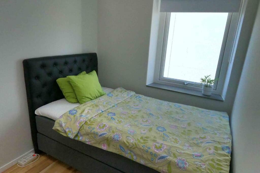 Homestay - Private Room In An Apartment Göteborg Extérieur photo