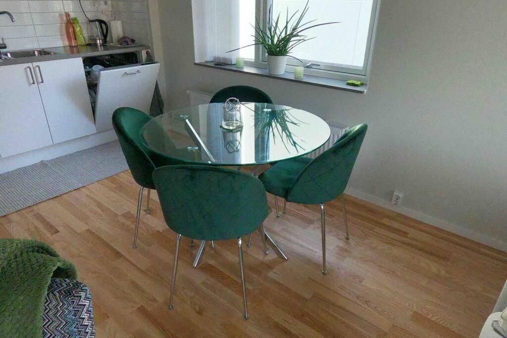 Homestay - Private Room In An Apartment Göteborg Extérieur photo